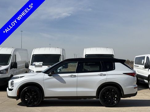 Used 2024 Mitsubishi Outlander SEL image 3