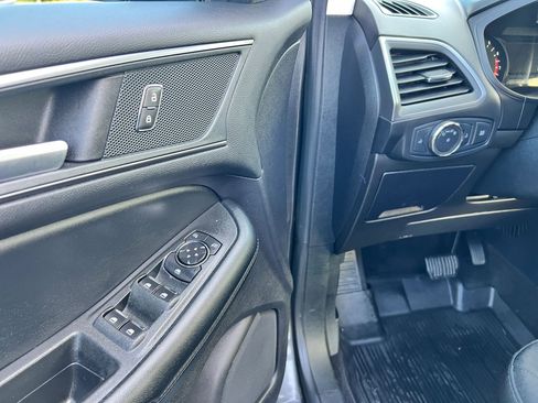 Used 2020 Ford Edge SE image 8