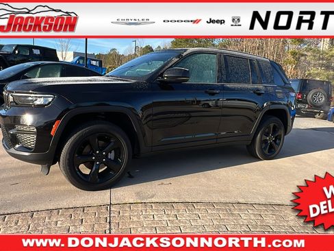 Used 2025 Jeep Grand Cherokee Altitude image 1