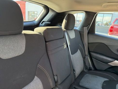 Used 2017 Jeep Cherokee Sport FWD image 9