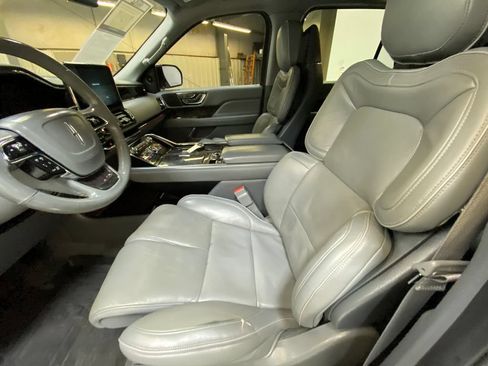Used 2018 Lincoln Navigator Select w/ Technology Package RWD image 20