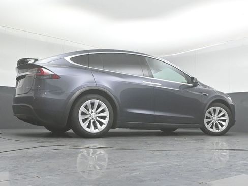 Used 2018 Tesla Model X 75D image 40