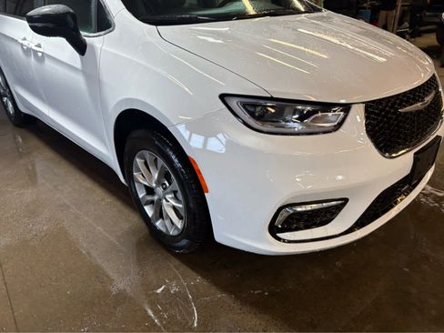 New 2026 Chrysler Pacifica Select image 2