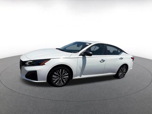Used 2025 Nissan Altima 2.5 SV FWD image 8