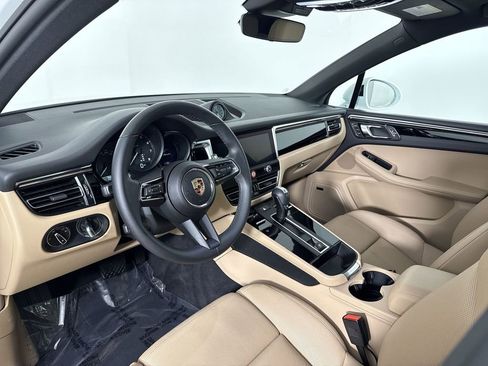 Certified 2025 Porsche Macan image 4