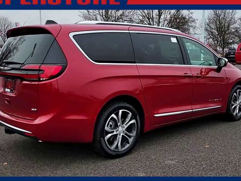 New 2026 Chrysler Pacifica Pinnacle w/ Trailer Tow Group AWD/4WD image 8