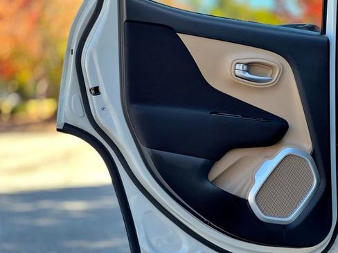 Used 2019 Jeep Renegade Latitude w/ UConnect 8.4 Nav Group image 16