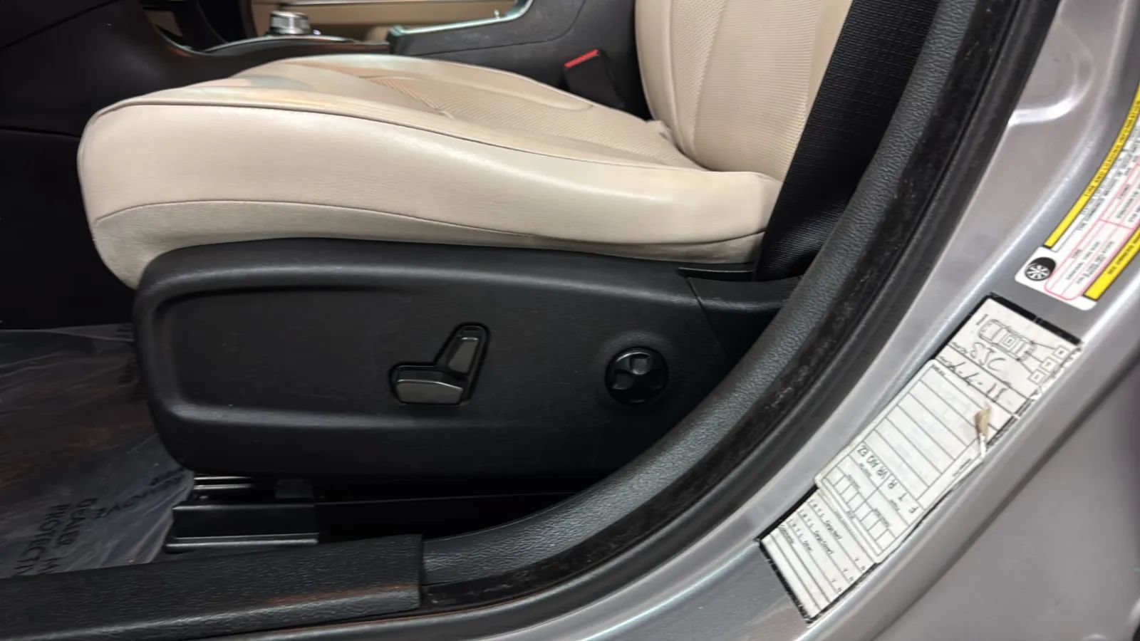 Used 2018 Chrysler 300 Limited w/ Safetytec Plus Group AWD/4WD image 18