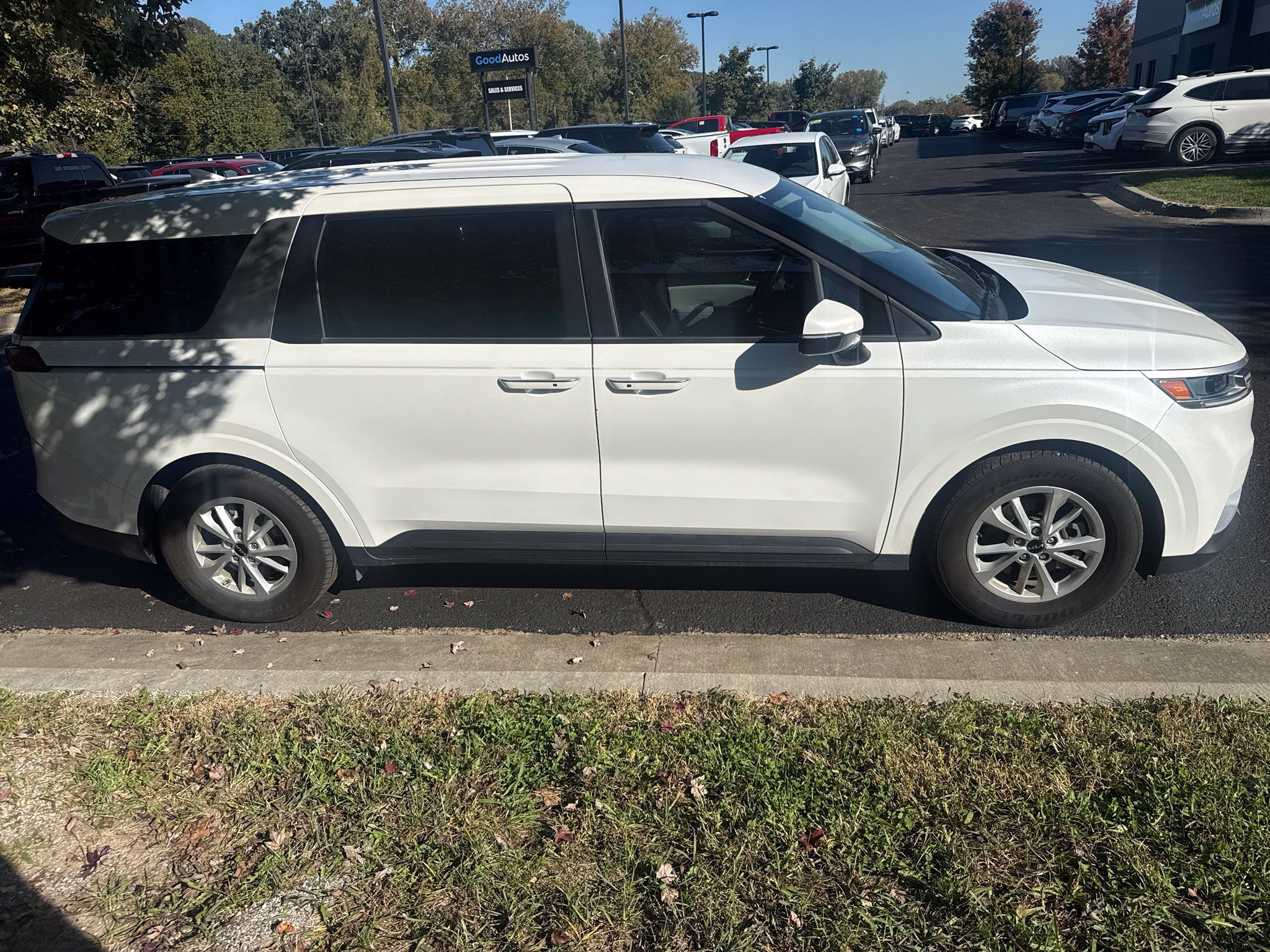 Used 2024 Kia Carnival LX FWD image 4