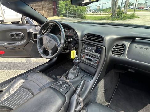 Used 2004 Chevrolet Corvette Convertible w/ Preferred Equipment Group RWD image 29