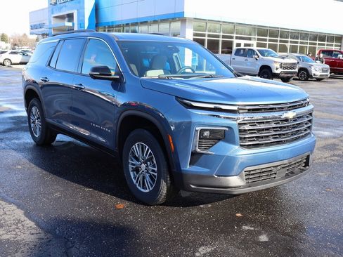 Used 2025 Chevrolet Traverse LT w/ Driver Confidence Package image 2