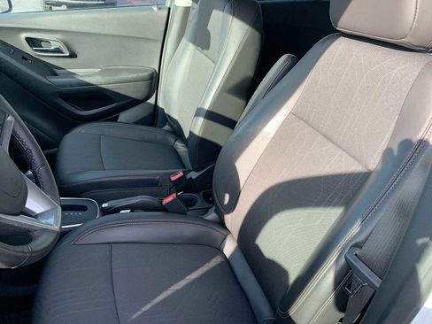 Certified 2022 Chevrolet Trax LT w/ LT Convenience Package image 18