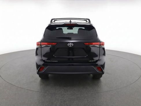 Used 2023 Toyota Highlander LE AWD/4WD image 7