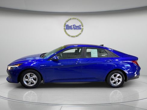 Used 2022 Hyundai Elantra SE image 2