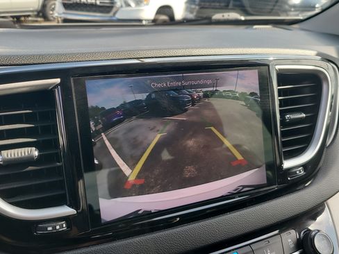 Used 2023 Chrysler Pacifica Touring-L FWD image 21
