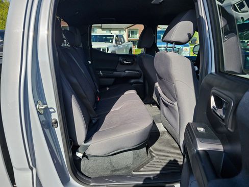 Used 2018 Toyota Tacoma TRD Off-Road w/ Technology Package AWD/4WD image 32