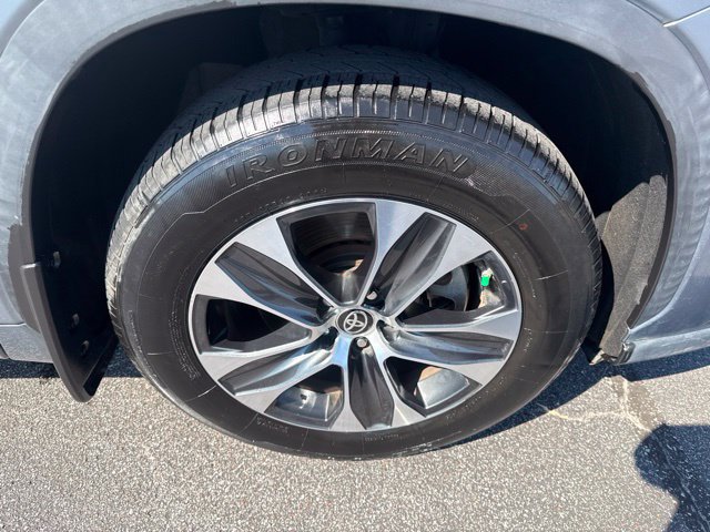 Used 2020 Toyota Highlander XLE AWD/4WD image 13