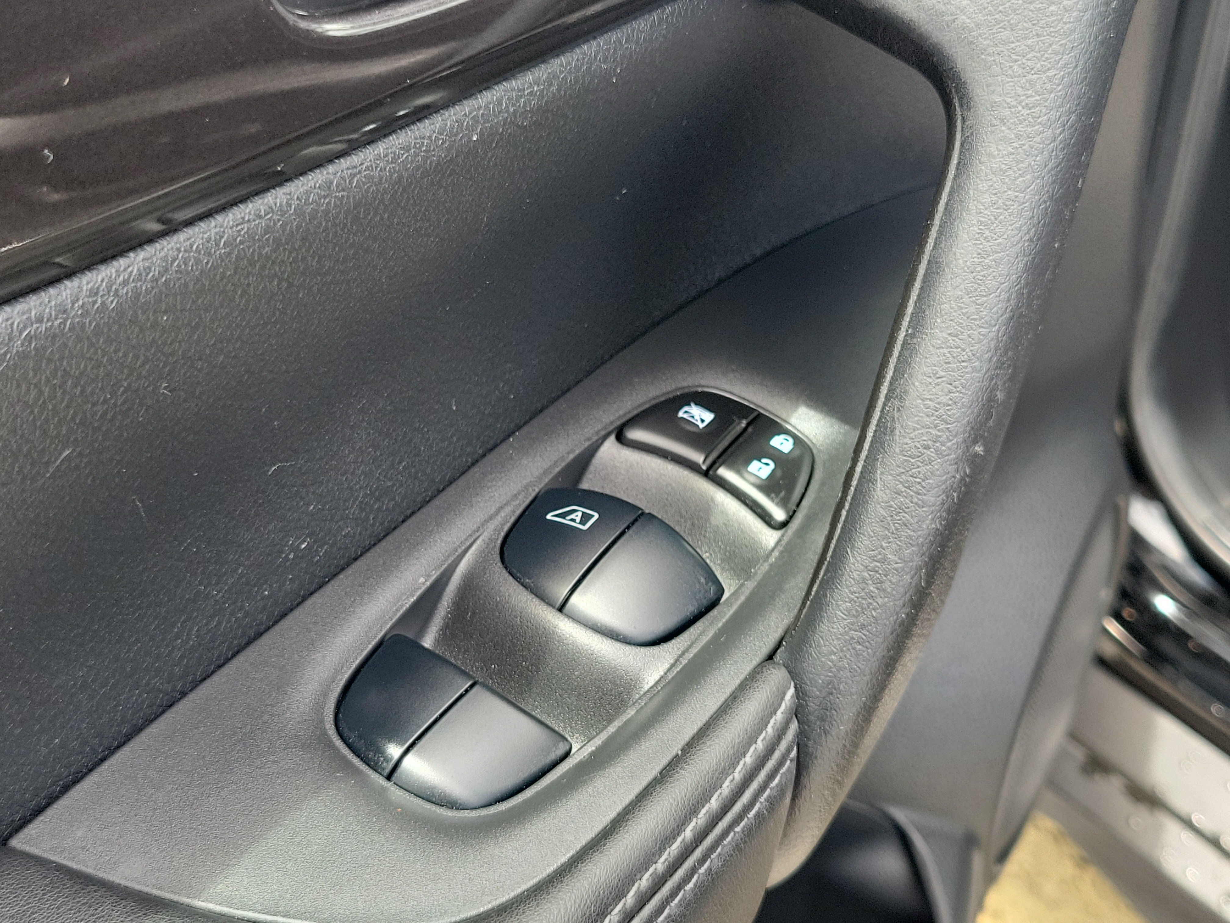 Used 2019 Nissan Rogue SV w/ Premium Package FWD image 17