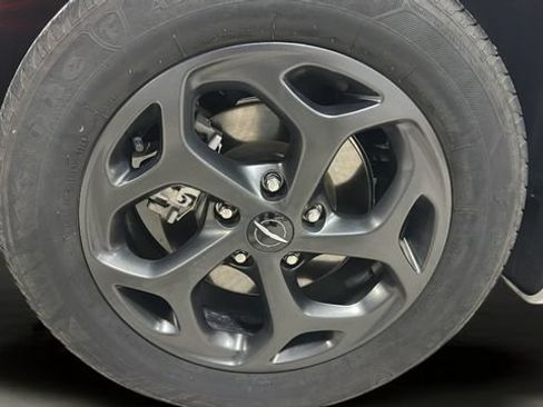 Used 2024 Chrysler Pacifica Limited FWD image 36