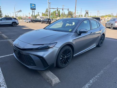 Used 2025 Toyota Camry SE FWD image 2