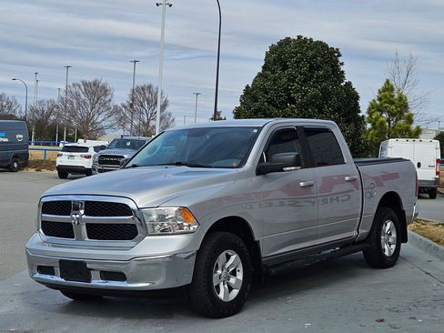 Used 2019 RAM 1500 Classic SLT w/ Luxury Group image 3