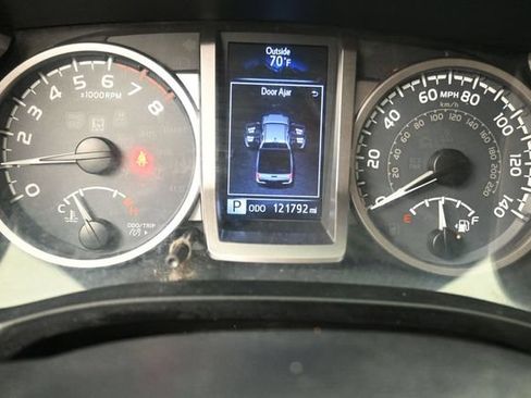 Used 2017 Toyota Tacoma SR5 w/ Tow Package RWD image 9