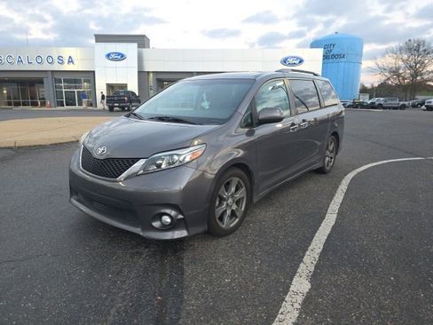 Used 2017 Toyota Sienna SE Premium image 7