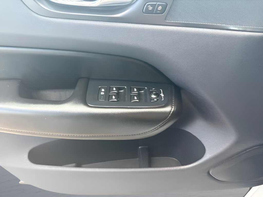 Used 2019 Volvo XC60 T6 Momentum w/ Premium Package AWD/4WD image 26
