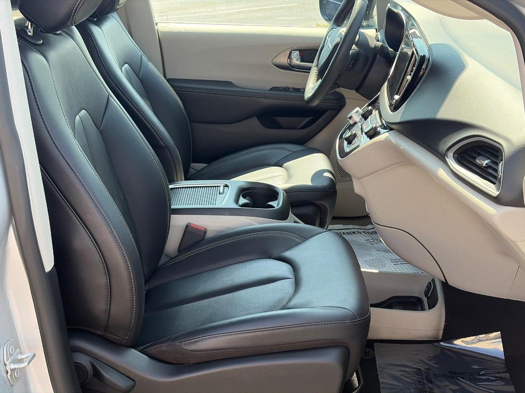 Used 2024 Chrysler Pacifica Touring-L FWD image 20