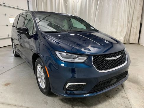 Used 2025 Chrysler Pacifica Select FWD image 2