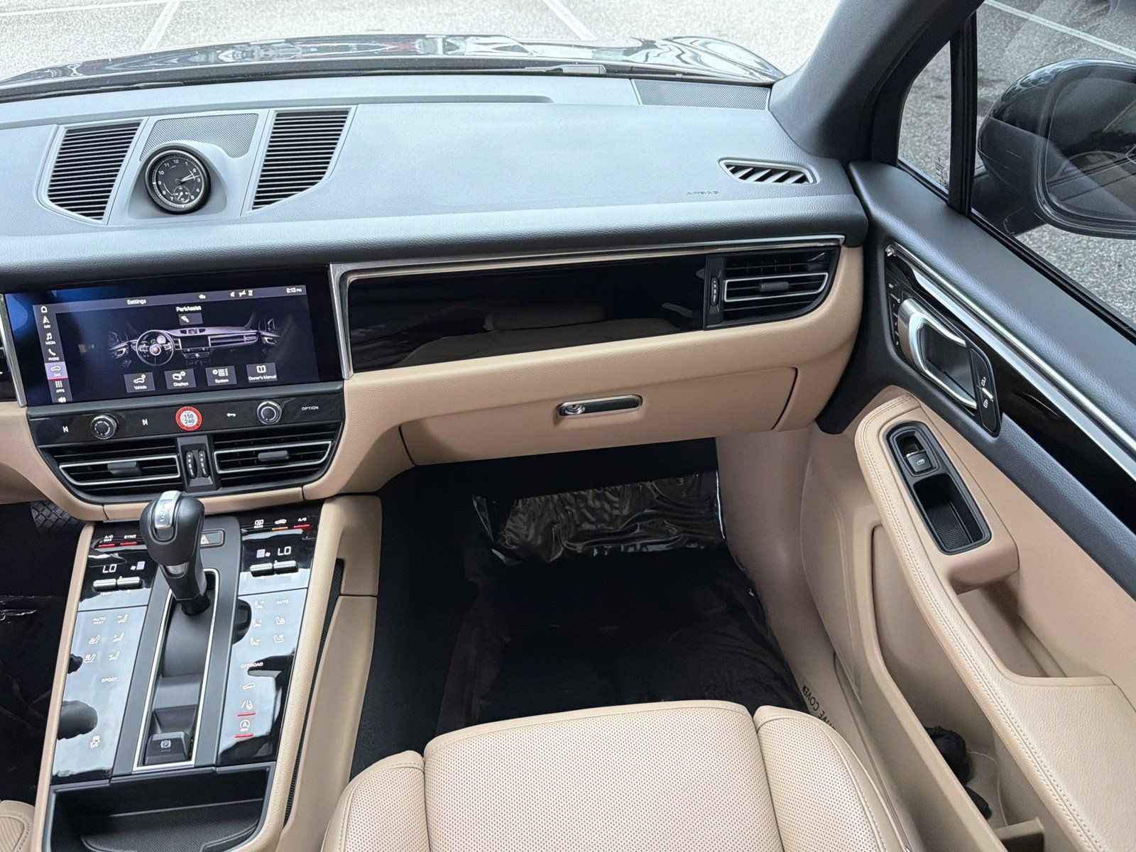 Used 2025 Porsche Macan Turbo AWD/4WD image 16