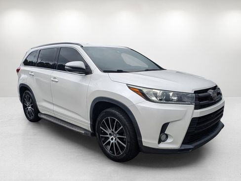 Used 2018 Toyota Highlander SE image 3