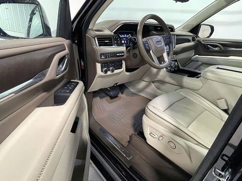 Used 2021 GMC Yukon Denali w/ Denali Premium Package image 3