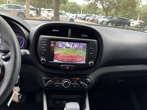 Used 2025 Kia Soul LX w/ LX Technology Package FWD image 17