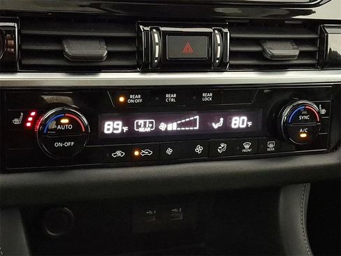 Used 2022 Nissan Pathfinder SV w/ SV Premium Package image 16