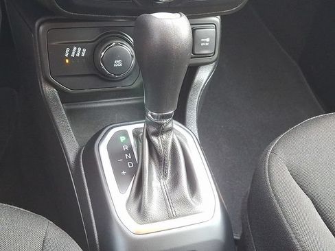 Used 2018 Jeep Renegade Latitude AWD/4WD image 15