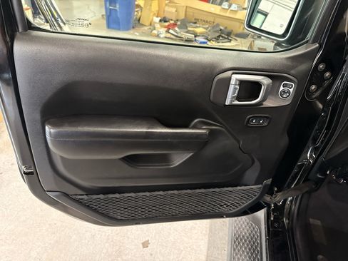 Used 2021 Jeep Gladiator Sport image 27