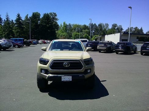 Used 2020 Toyota Tacoma SR5 AWD/4WD image 8