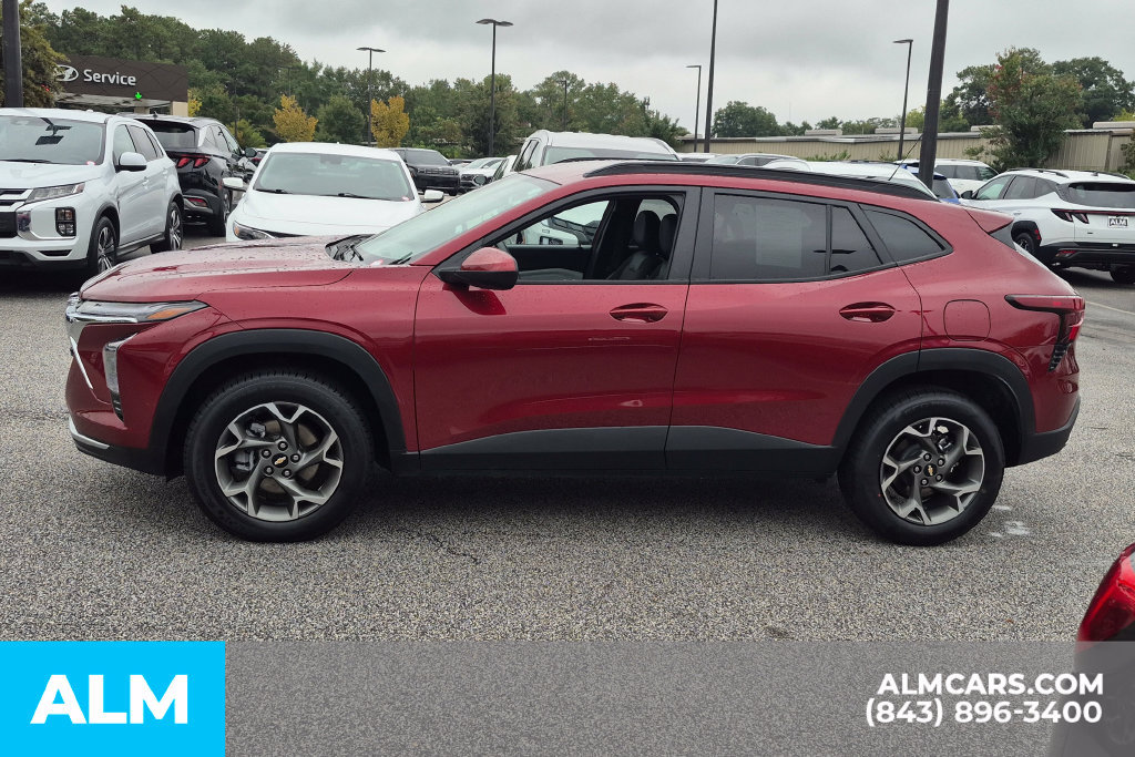 Used 2025 Chevrolet Trax LT FWD image 9