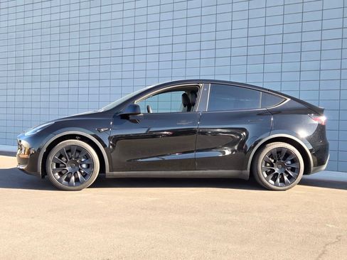 Used 2023 Tesla Model Y Long Range AWD/4WD image 2
