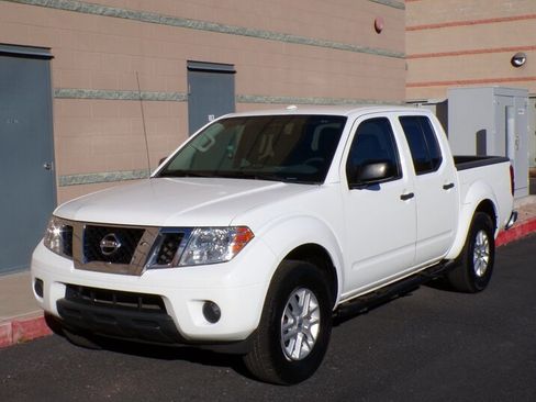 Used 2018 Nissan Frontier SV RWD image 2