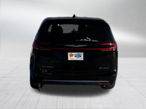 Used 2024 Chrysler Pacifica Select image 6