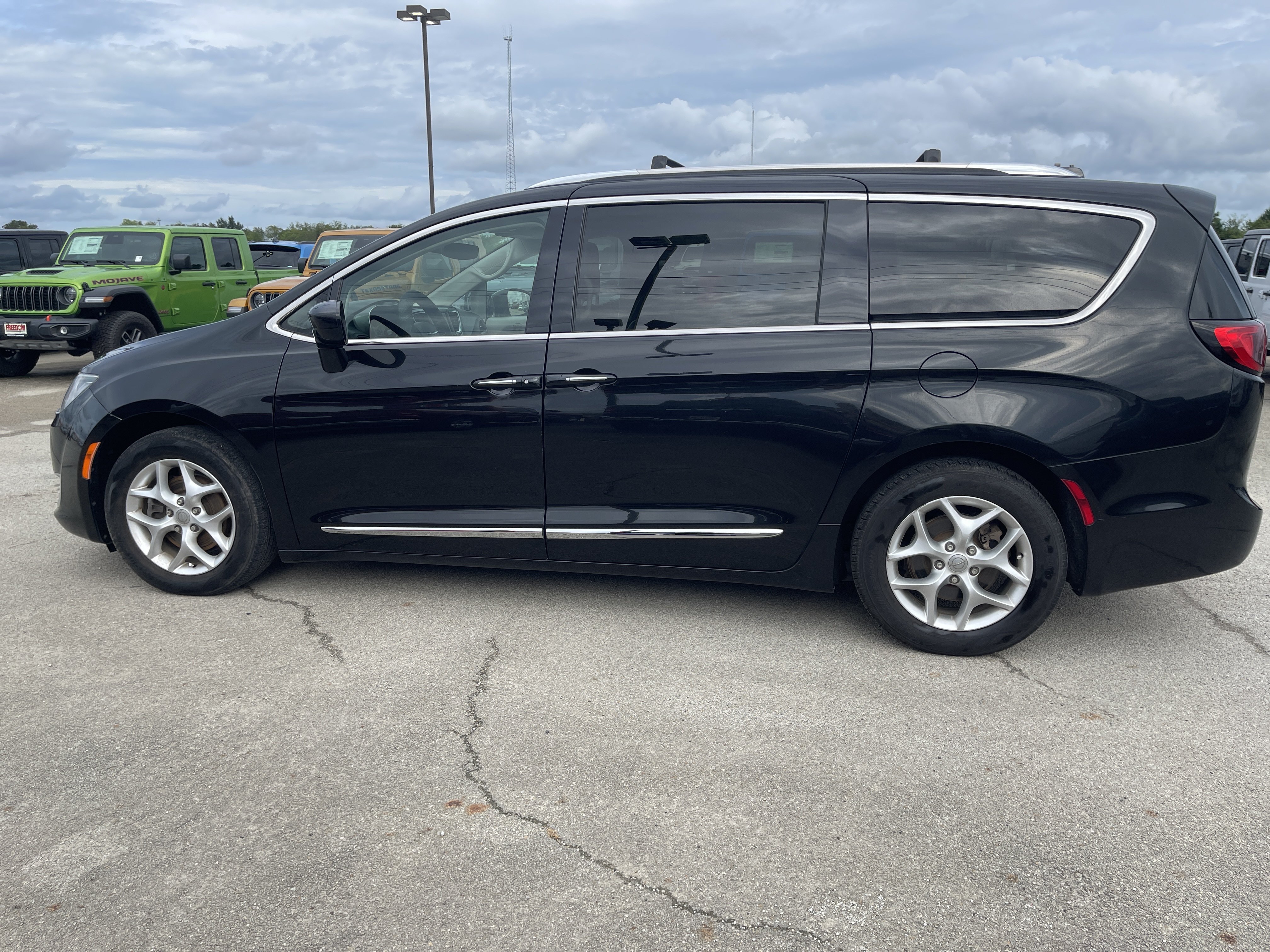 Used 2020 Chrysler Pacifica Touring-L w/ Tire & Wheel Group FWD image 8