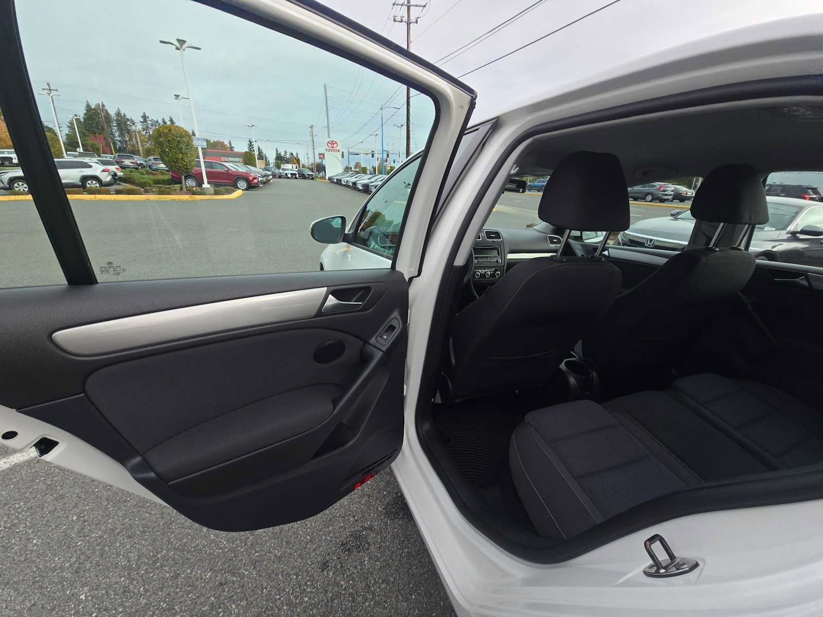 Used 2012 Volkswagen Golf 4-Door FWD image 15