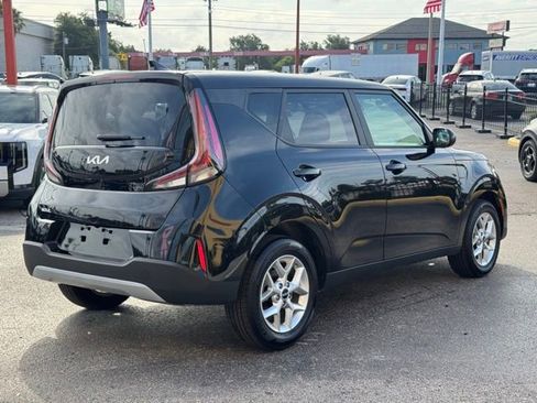 Certified 2025 Kia Soul LX FWD image 3