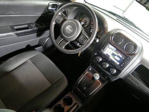 Used 2016 Jeep Patriot Latitude AWD/4WD image 9