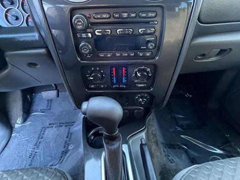 Used 2004 GMC Envoy XUV SLE w/ 1SB Preferred Equipment Group RWD image 18