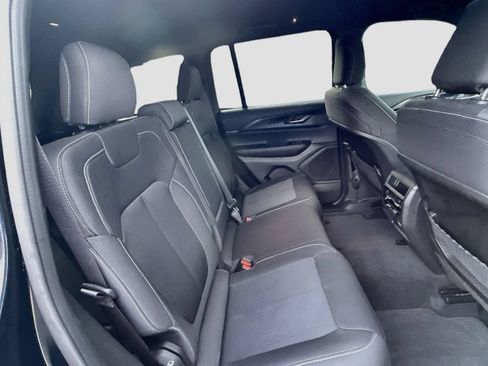 Used 2025 Jeep Grand Cherokee Laredo RWD image 31
