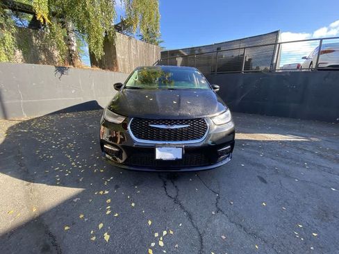 Used 2023 Chrysler Pacifica Touring-L FWD image 9