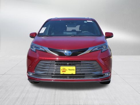 Used 2025 Toyota Sienna Platinum AWD/4WD image 2